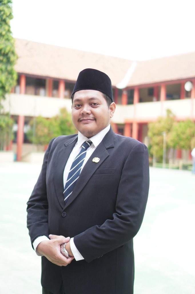 Achmad Iqbal Zhumni, S.Pd.I.